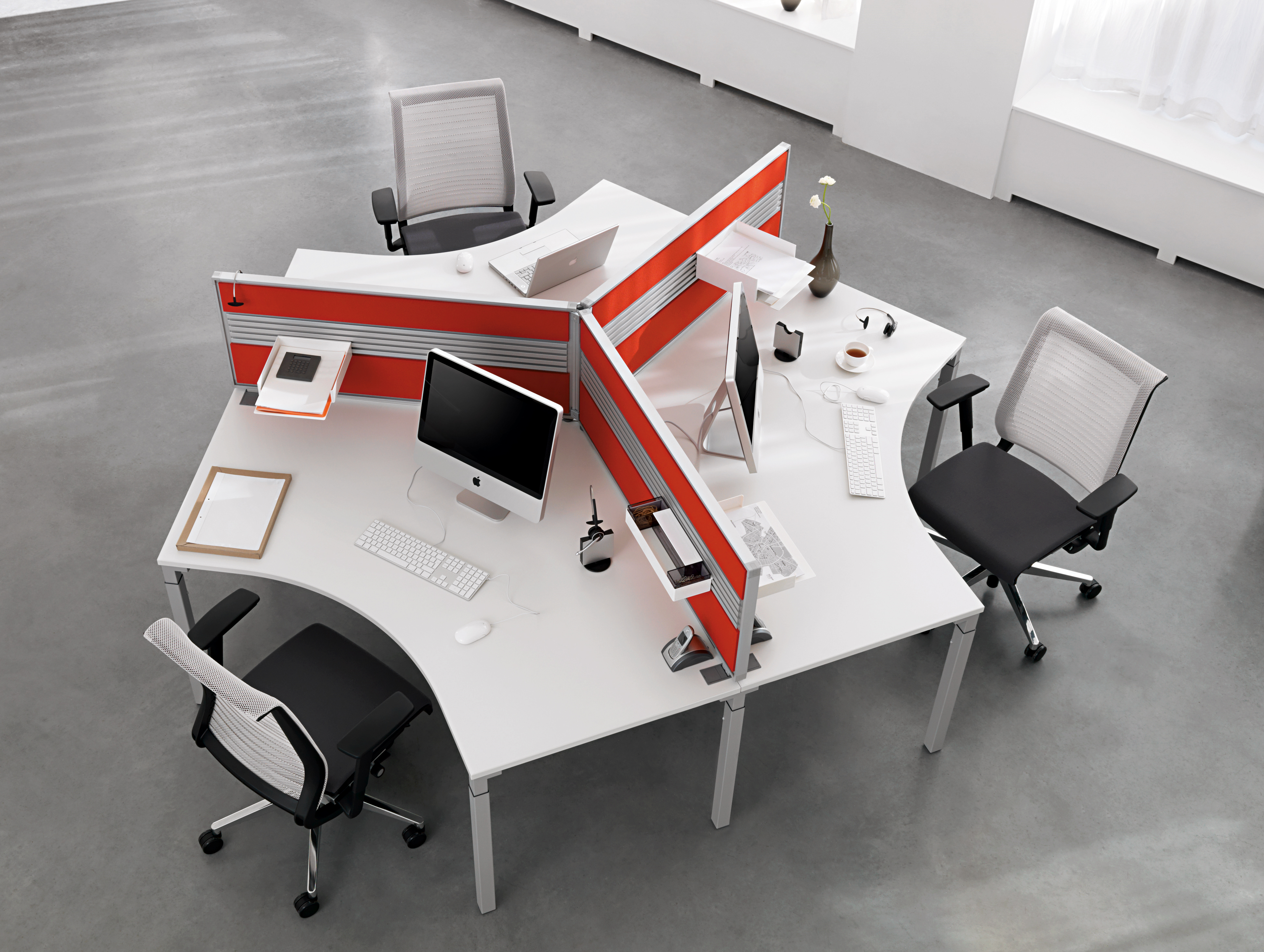 Экранный стол. Стол Steelcase. Офисные столы с перегородками. Сдвоенные столы офисные. Стол с экраном в офис.